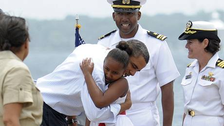 Barack Obama s dcerou Sashou po píletu do Panama City. (14. srpna 2010)