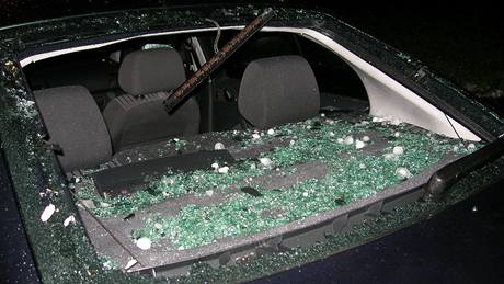 Na Jiním Mst kroupy poniily zaparkované auto. (15. srpna 2010)