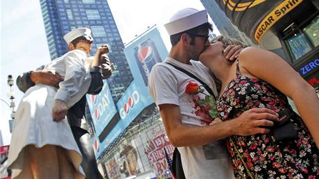 Ameriané si pipomnli konec války v Pacifiku na Times Square (15 srpna 2010)