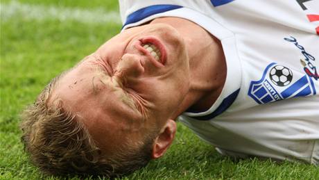 BOLEST. Zden�k Volek z Ústí nad Labem p�i zápase s Teplicemi 