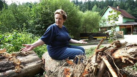 Michaela Nováková z Janské obhlíí naplaveniny z místního potoka, který ji vytopil u nkolikrát.