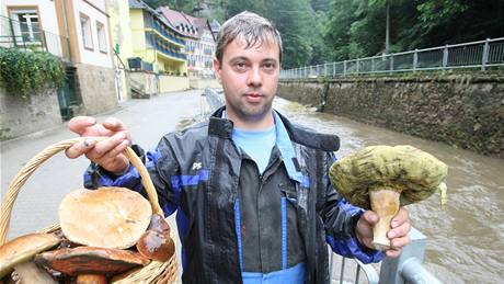Pavel Frömmel z Henska má týden po záplavách uklizeno, a tak se o vydal na houby.