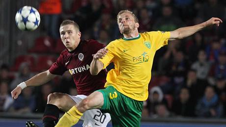 Spar�an Juraj Kucka (vlevo) v souboji s Mariánem Pe�álkou.