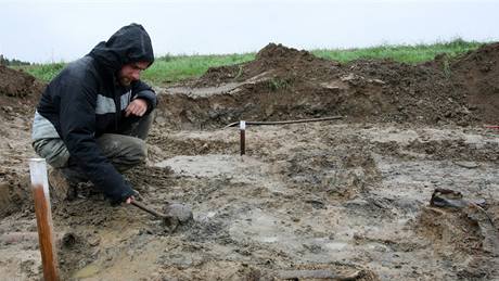 U Dobronína na Jihlavsku odkrývají archeologové hromadný hrob. V nm má leet asi 15 Nmc zavradných v kvtnu 1945