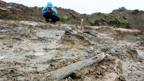 U Dobronína na Jihlavsku odkrývají archeologové hromadný hrob. V nm má leet asi 15 Nmc zavradných v kvtnu 1945