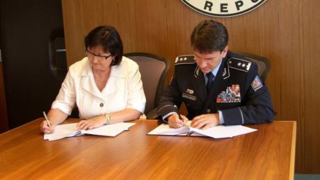 Petra Vitouov a Oldich Martin pi podpisu dohody mezi Blm kruhem bezpe a polici o spoluprci