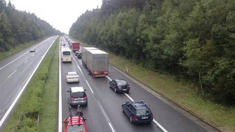 Kolona za nehodou na 66. kilometru dálnice D1 ve smruna Prahu