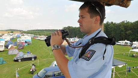 Policisté v kempu Start na Kývalce (Exit 182 z dálnice D1 Praha  Brno).  (13. srpen 2010)