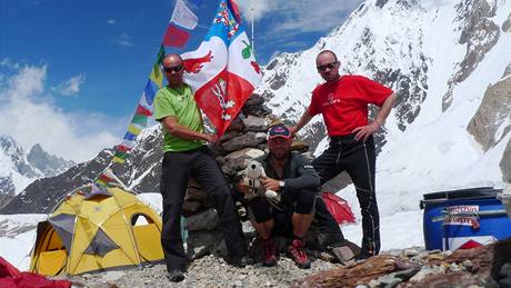 P�ED VÝSTUPEM. Expedice Double Gasherbrum slavila v Himálaji úsp�ch (zleva Jaro�, Uher, Ma�ek).