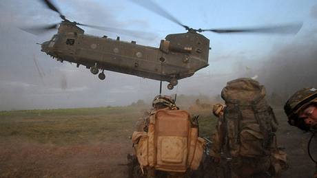 Britští vojáci v operaci Černý princ v Afghánistánu