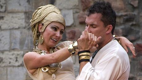 Henrieta Mikovicová (Kleopatra) a Ján Koleník (Marcus Antonius) v inscenaci...