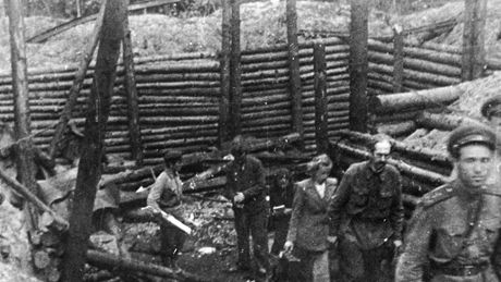 Hromadný hrob v lesíku akovka nedaleko koncentraního tábora Malý Trostinec. Vlevo nahoe je patrná rampa pro píjezd nákladních voz