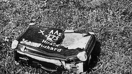 Kufr Richarda Hirsche nalezený v hromad zavazadel obtí koncentraního tábora Malý Trostinec 