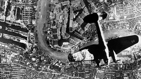 Nmecký bombardér Heinkels 111 prolétá nad ekou Temí v Londýn. (9. ervence 1940) 