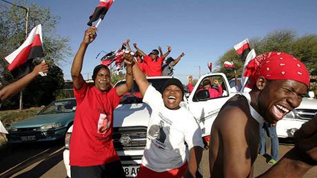 VOLBY. Píznivci pedsedy Botswanské demokratické strany Festuse Mogaea se radují den ped volbami v ulicích msta Gaborane. (29. íjna 2004) 