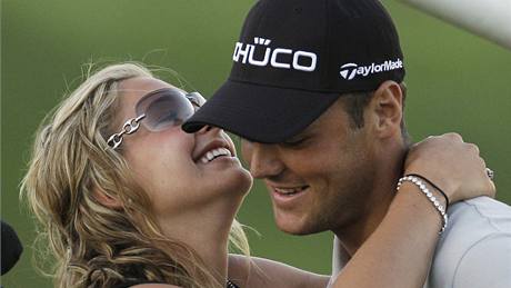 Martin Kaymer a jeho pítelkyn Alison Michelettiová po vítzství v PGA Championship 2010.