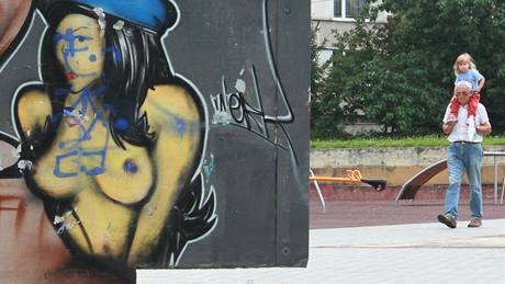 Grafiti nahé eny u dtského hit na sídliti Pod Zámekem