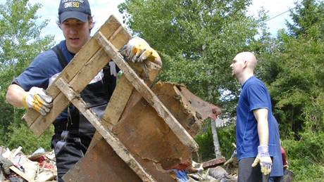 Liberecký obránce Jan Holub pomáhá odklízet odpad vzniklý víkendovými povodnmi