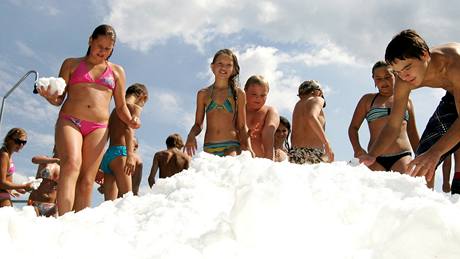 Lidé si uívají sníh v lét na koupaliti v Náchod (2010)