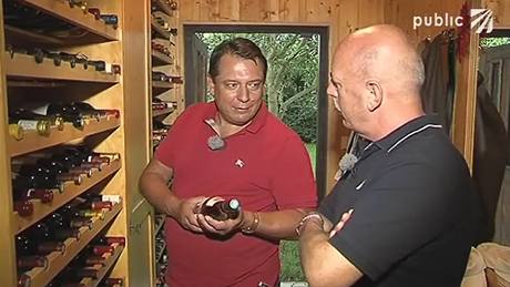 Jií Paroubek ukazuje v poadu Na rovinu svou velkou vinotéku