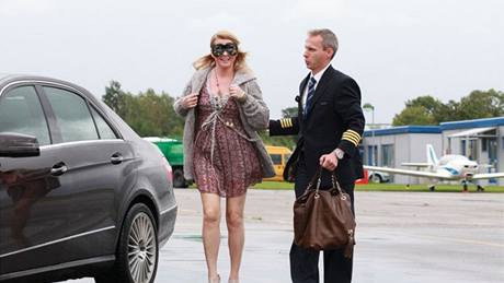 Iveta Bartoová s maskou na oích míí do letadla do Koic, kde se natáí jeden díl show ápi s mákem