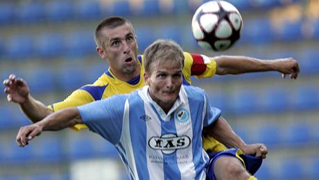 KE M�� SPADNE. Úto�ník Pavel Simr ze Sezimova Ústí si hlídá mí�. Brání ho zlínský Ivo Zbo�ínek.