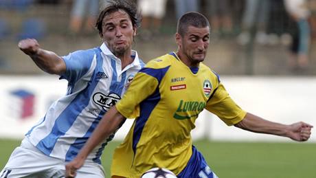 RAMENO NA RAMENO. V d�razném souboji zlínský Pavel El�ík (vpravo) a Marian Horka ze Sezimova Ústí