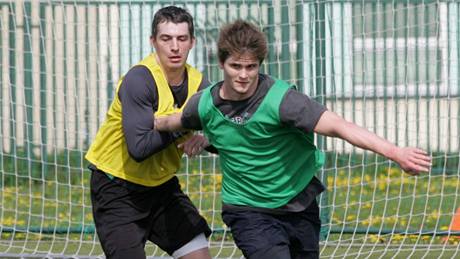 Robin Stan�k (vpravo) p�i tréninkovém fotbálku.