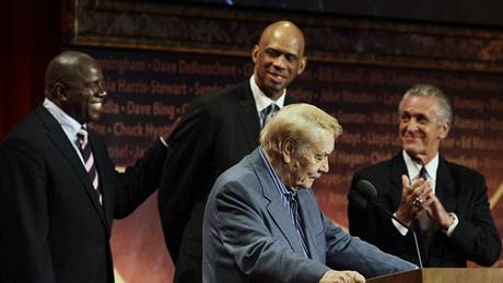 Jerry Buss, majitel LA Lakers, vstupuje do basketbalové Sín slávy. vítají ho (zleva) Magic Johnson, Kareem Abdul Jabbar a Pat Riley