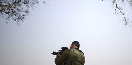 Kam míí Palestina a idovský stát? Izraelský voják na hranicích Pásma Gazy.