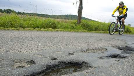 Díry a výmoly na silnici ohroují zejména cyklisty. (Ilustraní snímek)