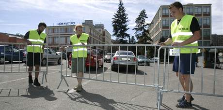 Barum Rally Zlín 2010: stavba zábran ped kulturním domem. (26. srpen 2010)