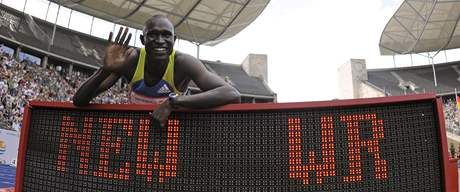 NOVÝ REKORDMAN. Keský bec David Rudisha oslavuje v cíli závodu na 800 m vítzství i nový svtový rekord.