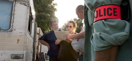 Francouzt policist kontroluj doklady rumunskch rom v tboe u Aix-en-Provence. (19. srpna 2010)