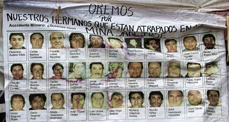 Plakát s fotografiemi tiaticeti horník zavalených v chilském mdném dole San Jose u msta Copiapo. (24. srpna 2010)