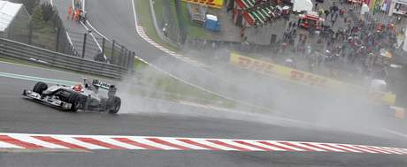 Michael Schumacher (Mercedes) na trati detivho ptenho trninku Velk ceny Belgie.