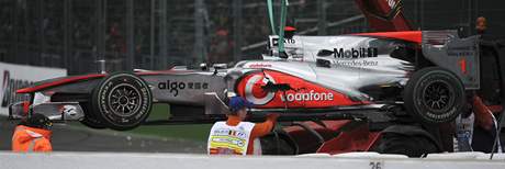 Vz McLaren Jensona Buttona po kolizi se Sebastianem Vettelem pi GP Belgie.