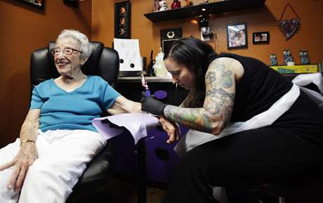 Mimi Rosenthalová si nechala ve 101 letech dlat tetí tetování