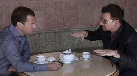 Bono, zpvák skupiny U2, se v Soi setkal s ruským prezidentem Dmitrijem Medvedvem