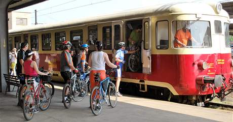 vestková dráha: Cyklisté nastupují v Most do vlaku.