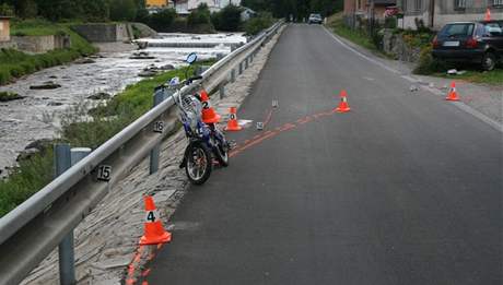 Kolo cyklisty, kterého srazil zfetovaný idi. Napravo je jeho havarovaný vz.