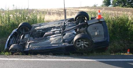 Pevrácené auto po dopravní nehod.