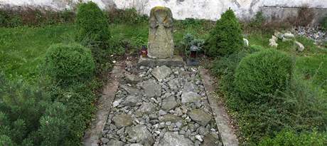 Hrob dvaceti popravených Nmc v Raníov má jen náhrobek. Protoe se k nmu nikdo nehlásí, jeho údrbu platí obec.