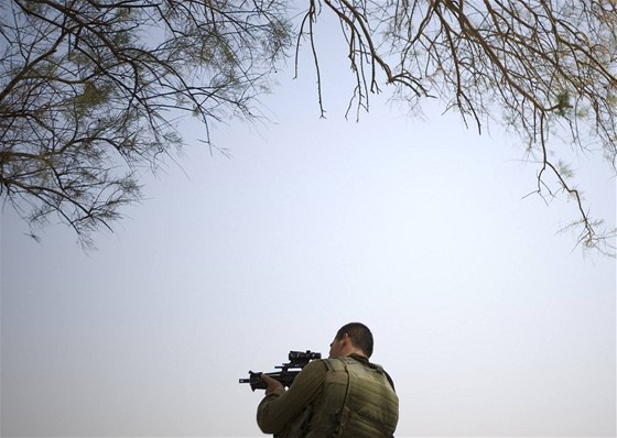 Kam míí Palestina a idovský stát? Izraelský voják na hranicích Pásma Gazy.