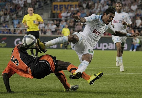 Eguele Manga (vlevo) z Lorientu tvrd sestelil protihráe z Marseille. Na zem padá Lemos da Silva Brandao.
