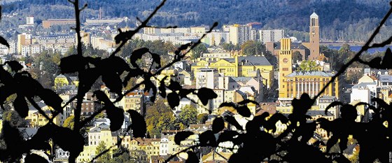 Krásné pohledy na Jablonec se otevírají z vrchu Petína.