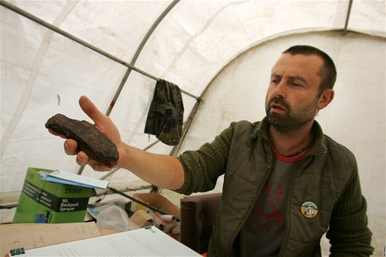 Petr Pinc ukazuje kus dna keramické nádoby, který s kolegy nali pi przkumu...