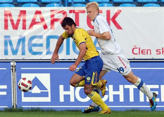 Teplický fotbalista Aidin Mahmutovi uniká ostravskému Michalu Frydrychovi.