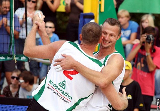 Pemysl Kubala a Petr Bene se radují z titulu mistr republiky v beachvolejbalu.