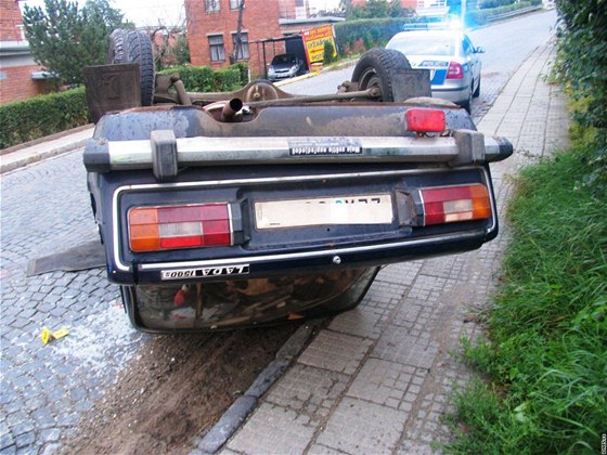 Jednapadesátiletý idi Hondy Civic nereagoval na výzvy k zastavení a pi honice zlínskými ulicemi s policií naboural dalí dv auta.